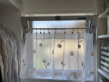 100円グッズ2つで解決。「小窓」につける目隠しカーテンの裏ワザ