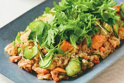ふんわり食感がやみつき！「鮭と香味野菜のお寿司風混ぜご飯」レシピ。包丁いらずで簡単