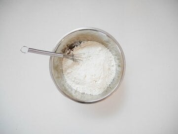 間違えるとダニの温床にも!?　ホットケーキミックスや強力粉の正しい保存法