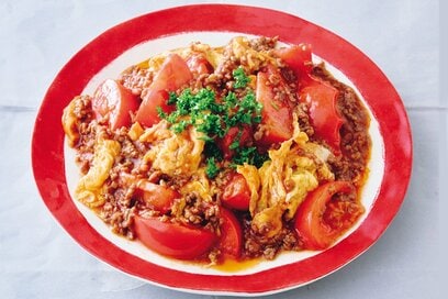 夏にぴったり、トマトとひき肉の「やみつきおかず」レシピ。半熟卵とからんでウマすぎる！