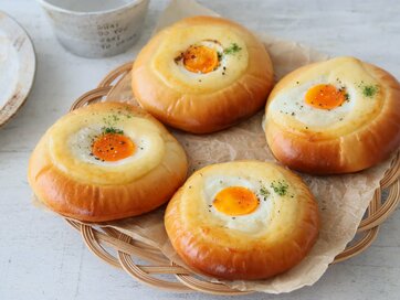 とろっと半熟卵がたまらない「こがしマヨたまパン」。たった120gの粉で手軽に完成