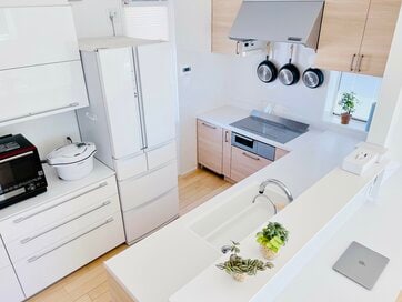 書斎をつくらず、カウンターキッチンをワークスペースに。小さな家で便利に暮らす間取り