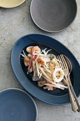 新タマネギと魚介のマリネ。シャキシャキ感で春を楽しむレシピ