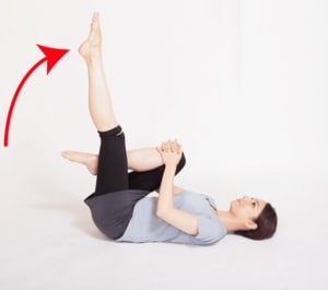 左脚を上方向に伸ばす