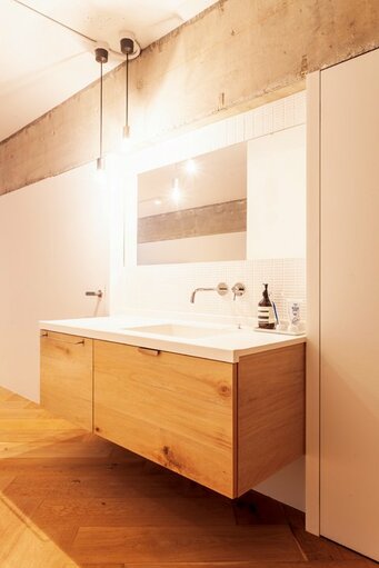 床から浮かせるように設置した洗面カウンター