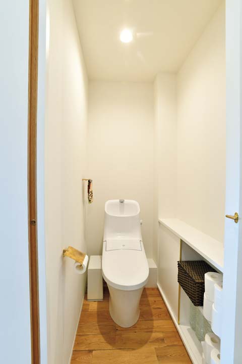 カウンター収納を設けたトイレ