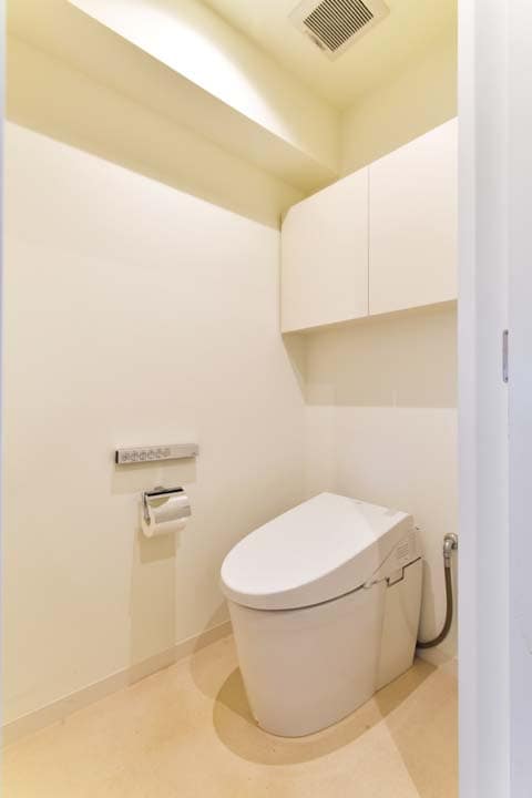 シンプルな内装のトイレ