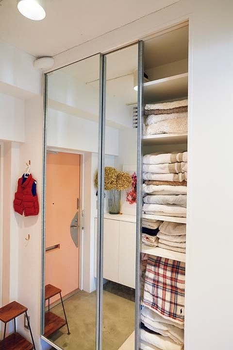 亜鉛版に鏡を張った玄関収納