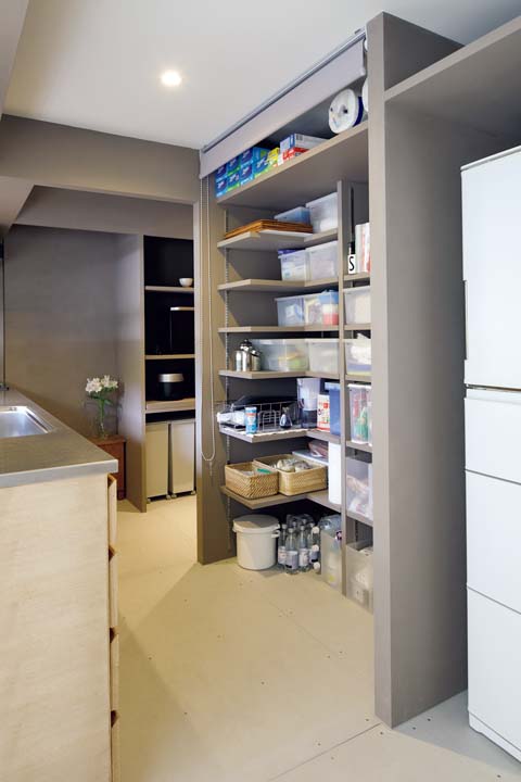 ロールスクリーンで目隠しできるパントリーのあるキッチン