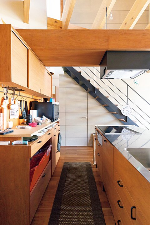 壁の収納の面材を合わせて統一したオリジナルのキッチン