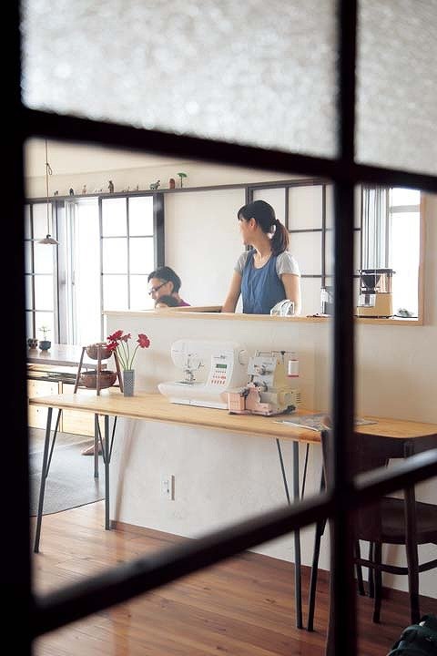 視線が抜けるガラス入りのリビングドア