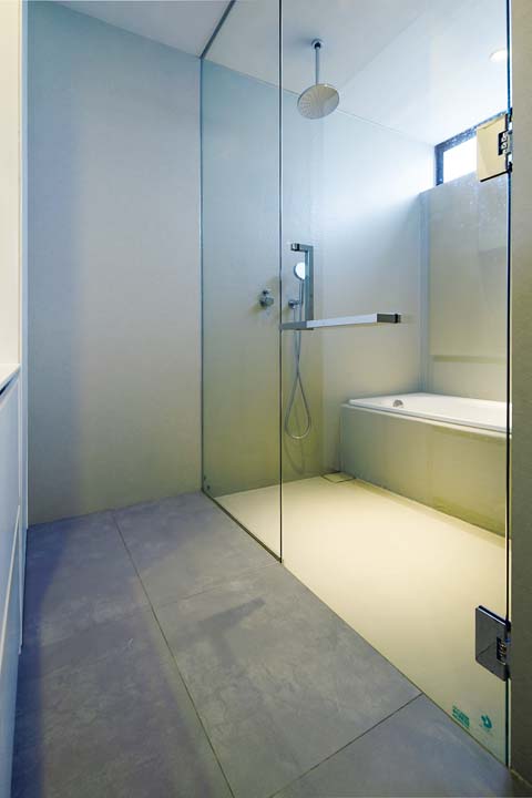 ガラスで仕切った浴室