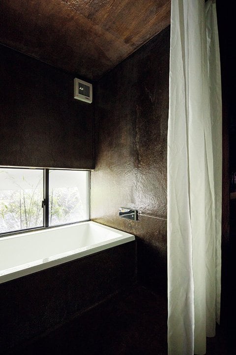 東側の小さな庭を眺めながらくつろげる浴室