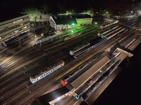 徳島駅の上にある「JRホテルクレメント徳島」からの景色。車両基地全体が見渡せる