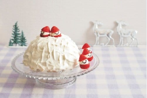 イチゴのサンタのドームケーキ