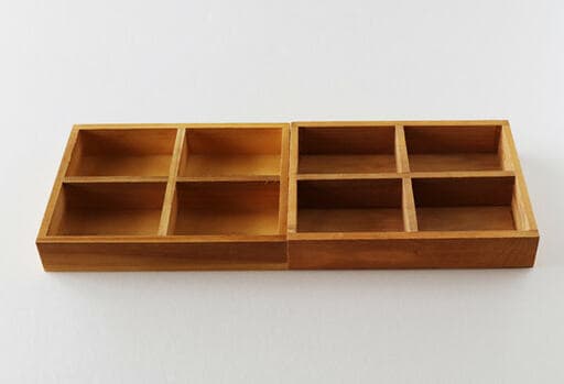 セリアの「木製仕切りトレイ 4マス」2つを接着