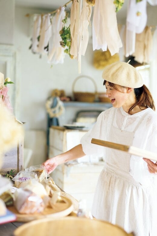 商品を並べる星えみさん