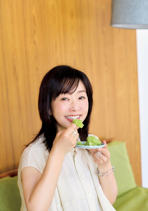 小皿に乗ったずんだ餅を口に運ぶ女性
