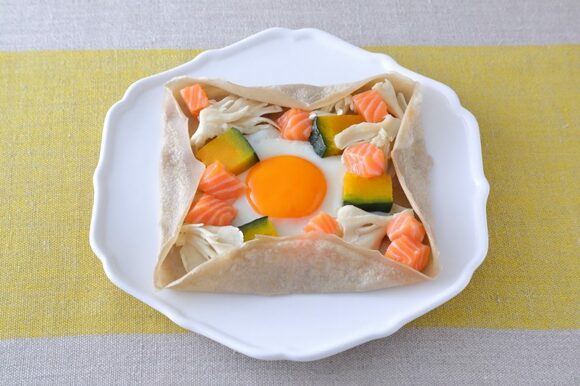 ノルウェーサーモンとカボチャと舞茸のそば粉ガレット