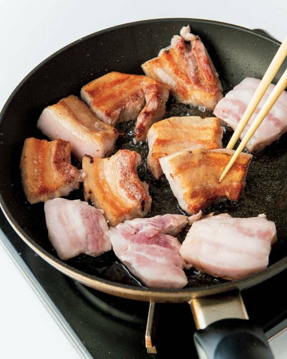 豚肉の両面を5分ほど焼きつける