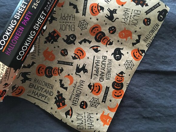 皿に敷くだけでハロウィーン仕様になる!クッキングシート
