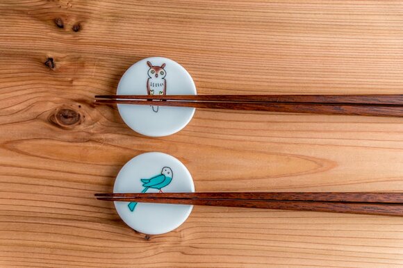 様々な鳥の絵柄がプリントされた箸置き