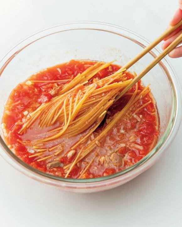 耐熱ボウルに麺とソースを入れた様子