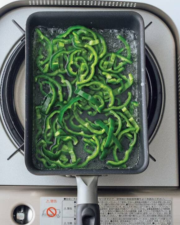 卵焼き器でピーマンをゆでる