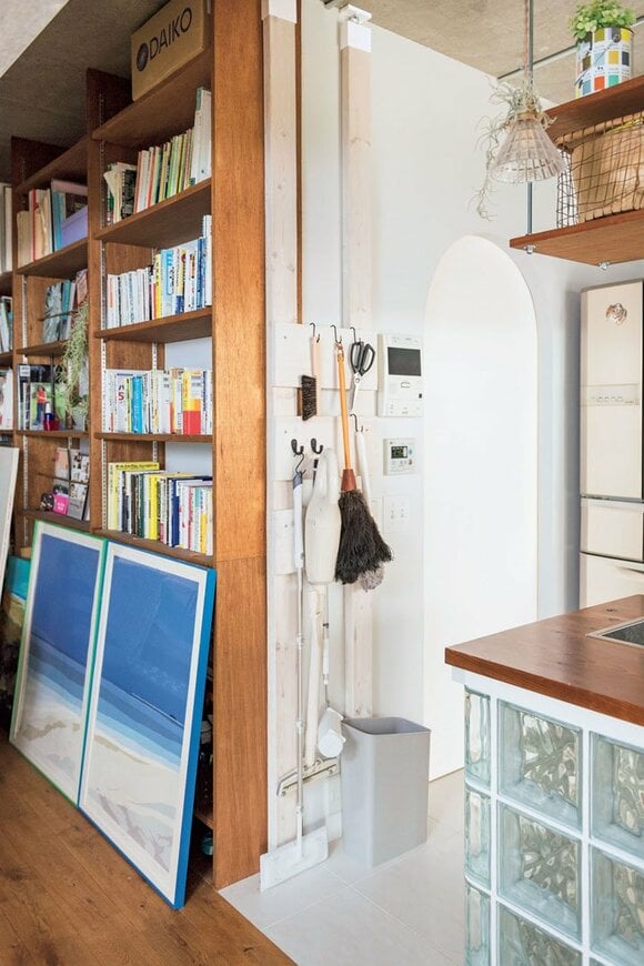 つっぱり棒に掃除用具ズームアウト