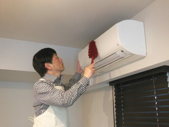 モップなどでホコリを取ると手間がかかりません。