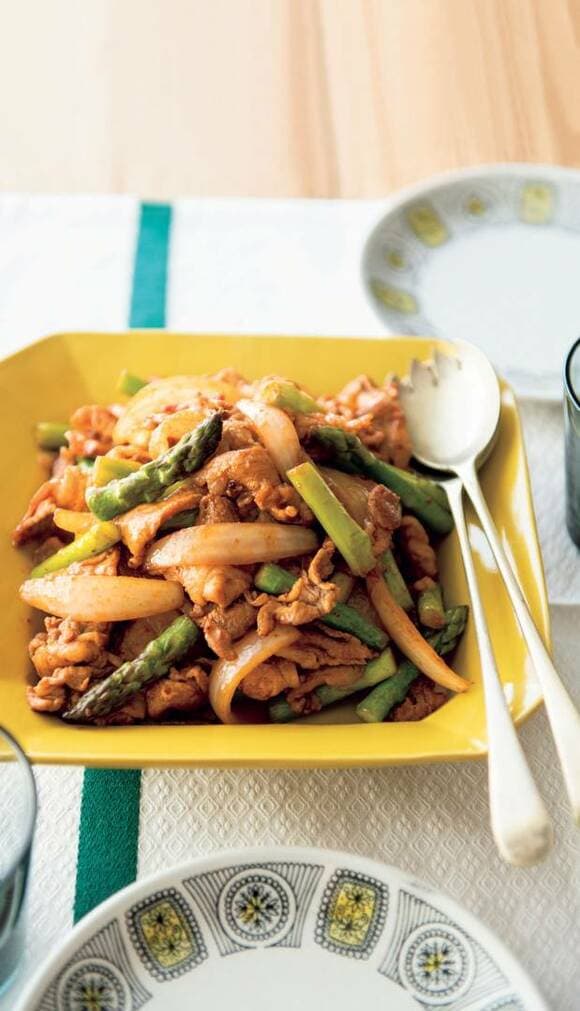 豚こまとアスパラ、タマネギの洋風炒め