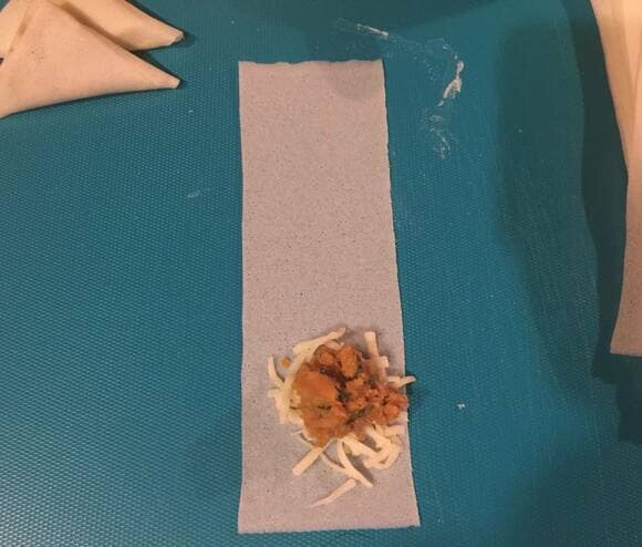 サモサ風バターチキン春巻き