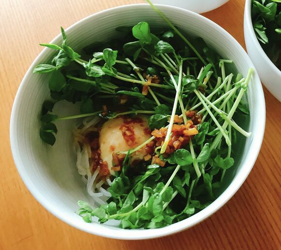 豆苗と温泉卵をのせ、残りのオイルダレをかける。
