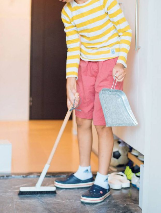 玄関掃除する様子