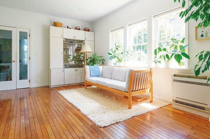 大きな窓があるリビングルーム