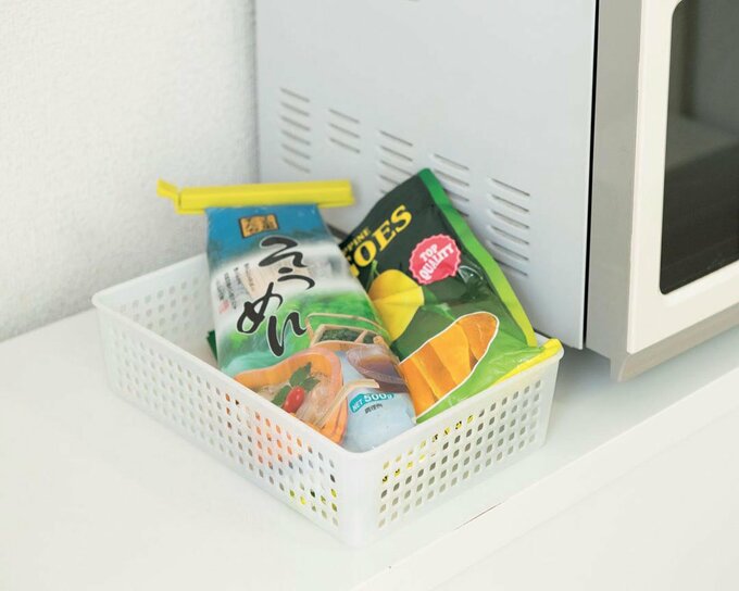 賞味期限が近いものをまとめてカゴに入れた様子