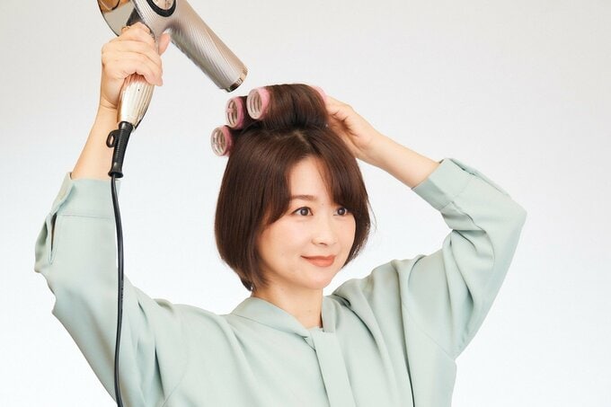 ドライヤーと女性