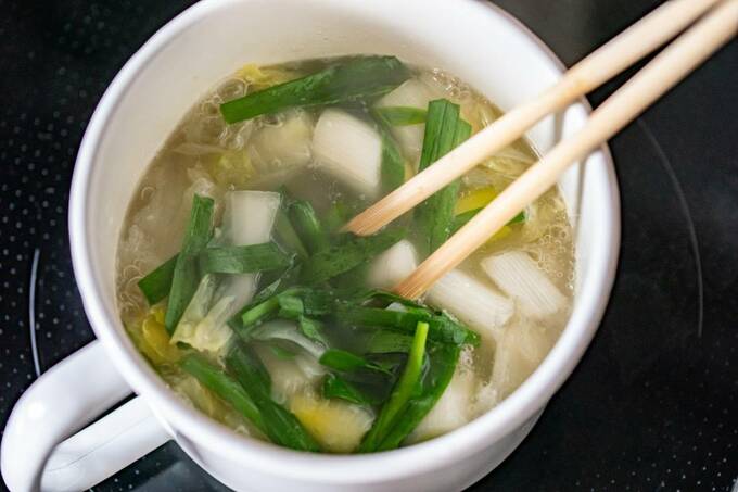 ニラなどのスープ
