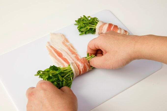 豚バラで豆苗を巻く