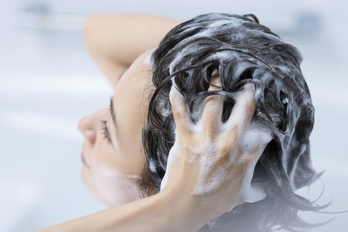 シャンプーをする女性