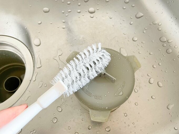 ズックブラシで排水口のパーツ洗い