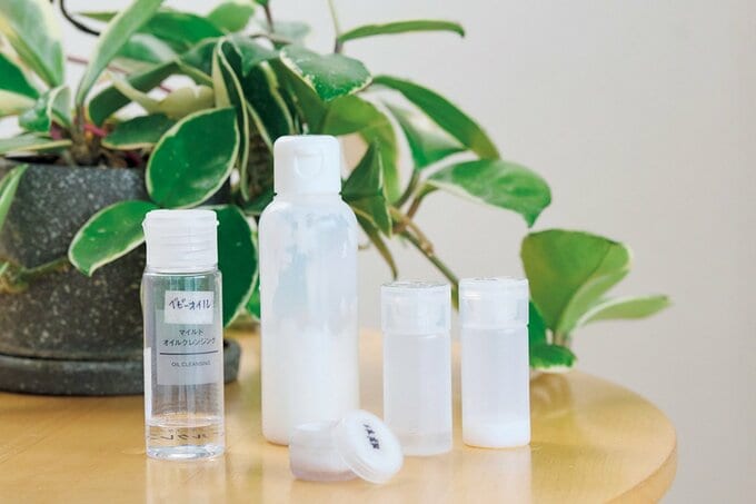 ミニ容器に詰め替えたスキンケア用品