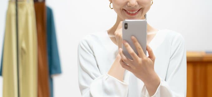 スマホを見る女性