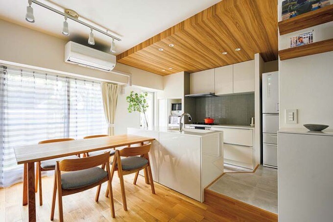 無垢の床とバランスのいいシステムキッチン