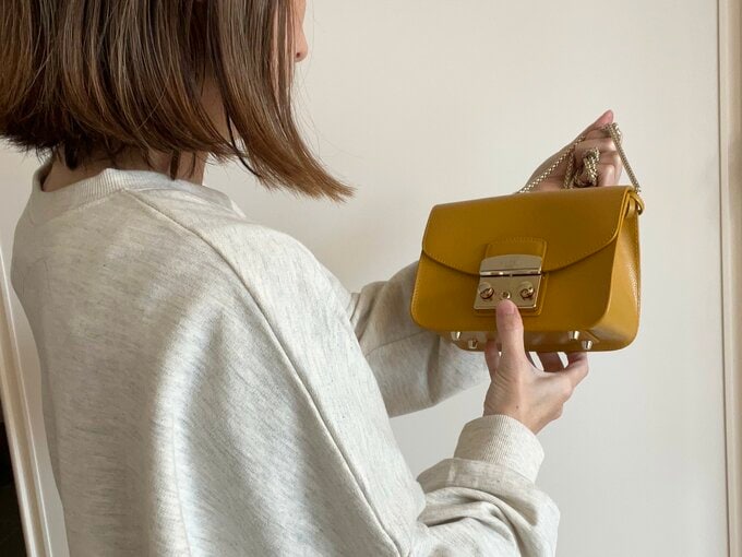 カバンを見つめる女性