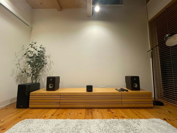 プロジェクター本体と壁