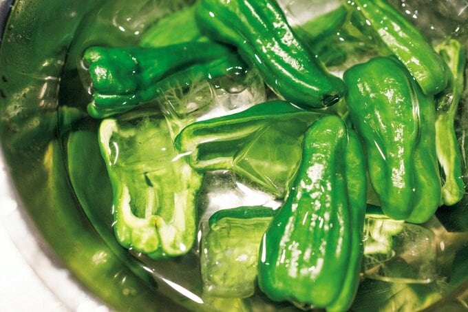 ピーマンを氷漬けにしている写真