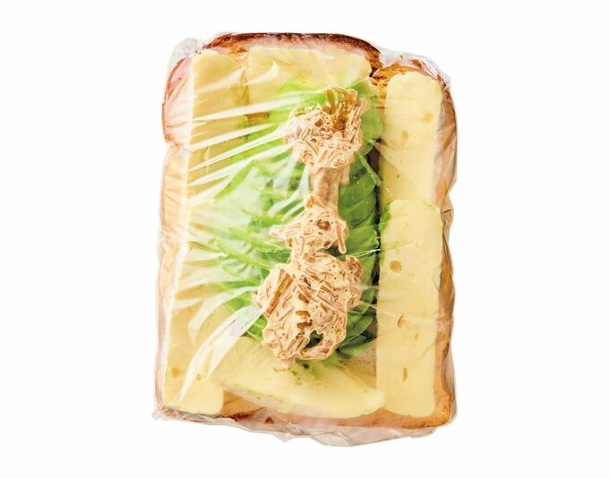 ラップに包んだトースト