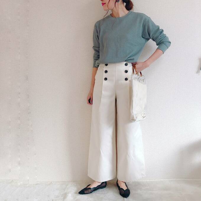 シンプルなトップスでもコーデが決まる