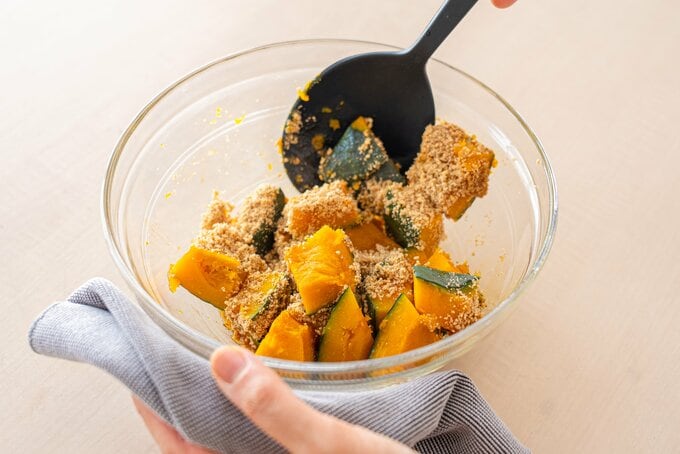 熱いうちに砂糖・しょうゆ・みりん・すりごまを加える